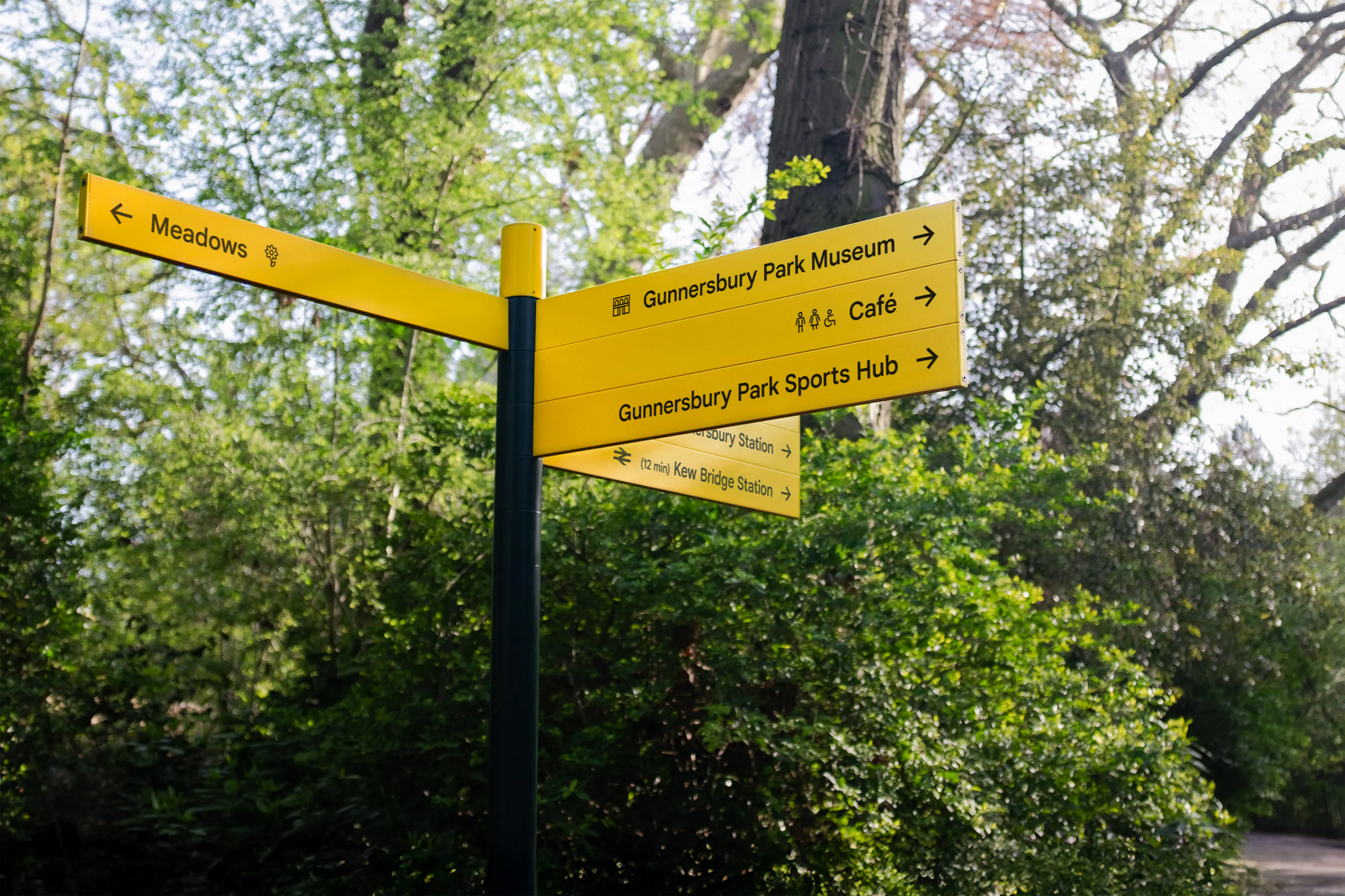 Wiedemann Lampe WL Gunnersbury Park Museum Signange Wayfinding Landscape 1 6000px 3x2